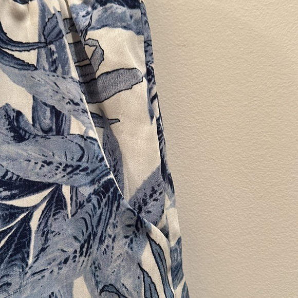 Blue and white patterned shorts - Picture 3 of 4